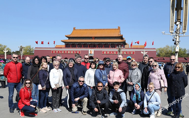 Woo's group visited Tiananmen Square 