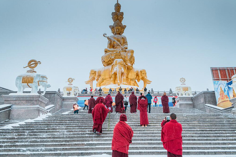 Pilgrims whorshiped Samantabhadra Bodhisattva in Golden Summit