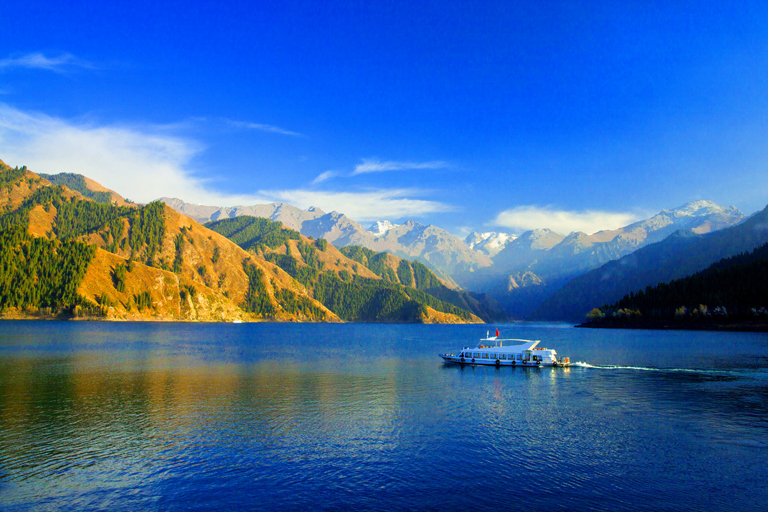 Taking a relaxing cruise on Heavenly Lake