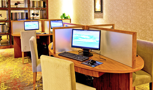 Internet cafe for both work and entertainment