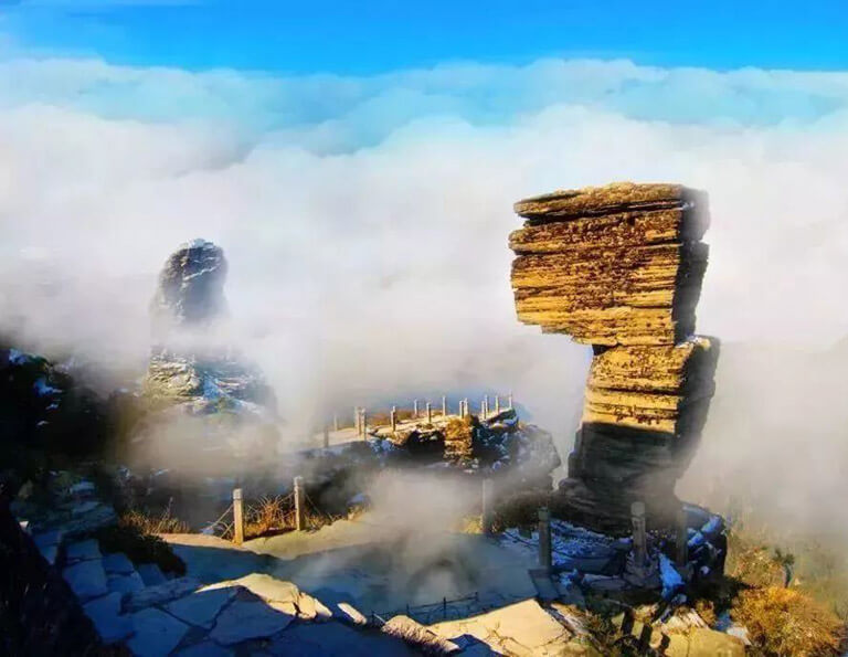 Bizarre Fanjingshan Mushroom Stone with Sea of Clouds