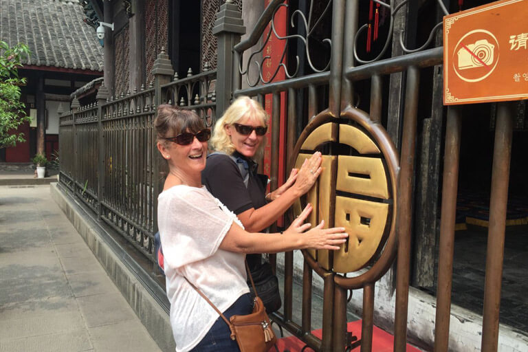 Our dear client visited Wenshu Monastery like local