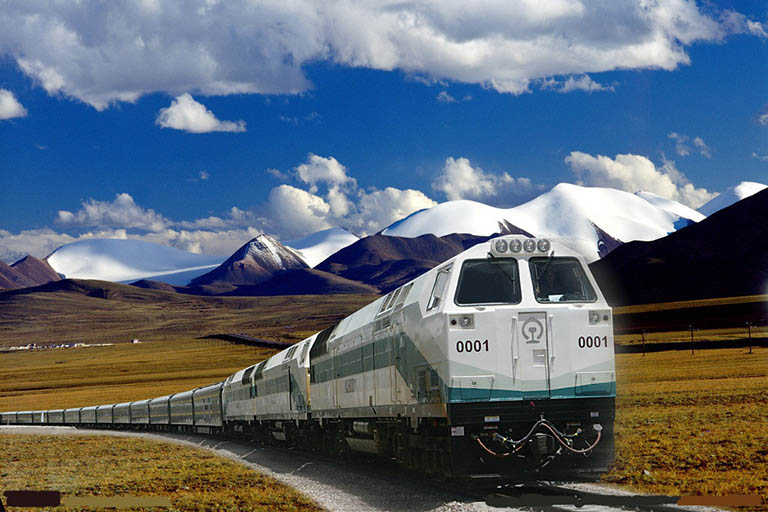 Qinghai Tibet Train Passes Magnificent Snow-capped Mountains