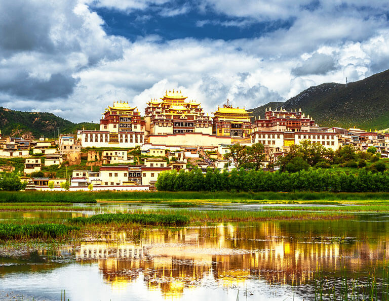 Shangri-la Sumtseling Monastery Outlook